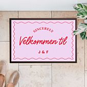 Personlig dørmåtte med farvet baggrund og tekst