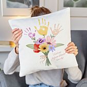 Personligt pudebetræk med blomsterbuket og håndaftryk