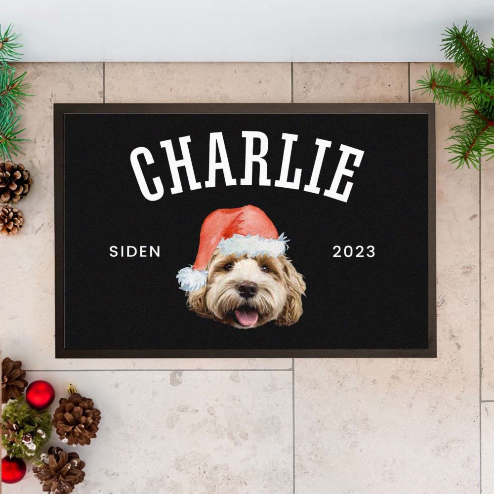 Personalisierbare Fußmatte mit Haustier und Weihnachtsmütze