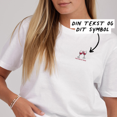 Broderet T-shirt Hvid med tekst og symbol Broderet T-shirt Hvid med tekst og symbol