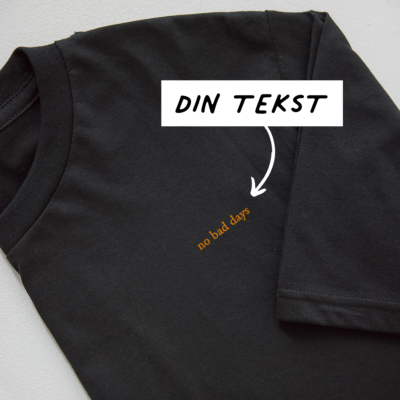 Broderet T-shirt Sort med tekst