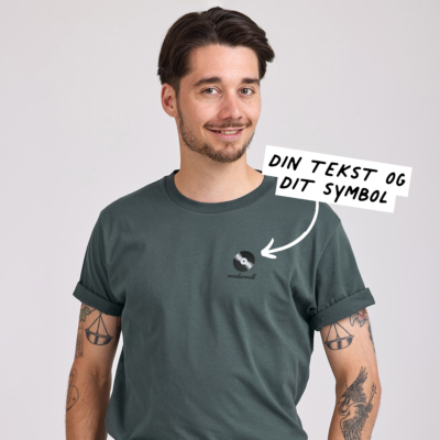 Broderet T-shirt Mørkegrøn med tekst og symbol