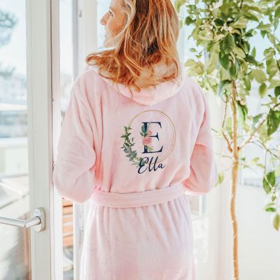Badekåbe med blomstret monogram og tekst