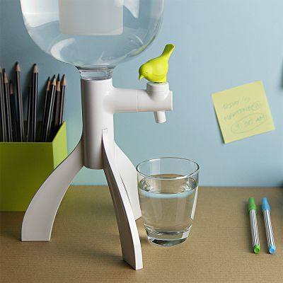 Tørstig fugl vand dispenser
