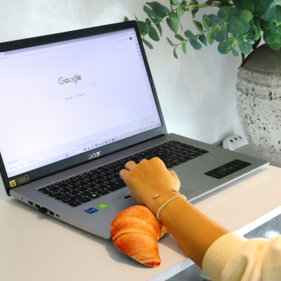 Croissant-håndpude til skrivebordet
