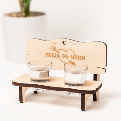 Shotsbænk med indgravering