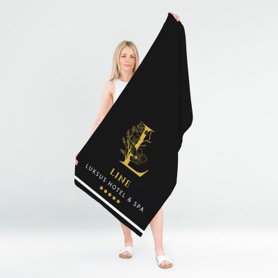 Håndklæde med initial i hoteldesign