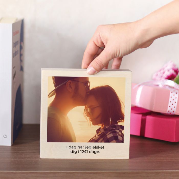 Firkantet træbillede med foto og tekst main product photo