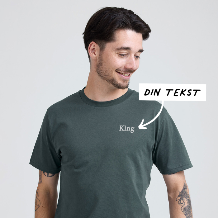 Broderet T-shirt Mørkegrøn med tekst