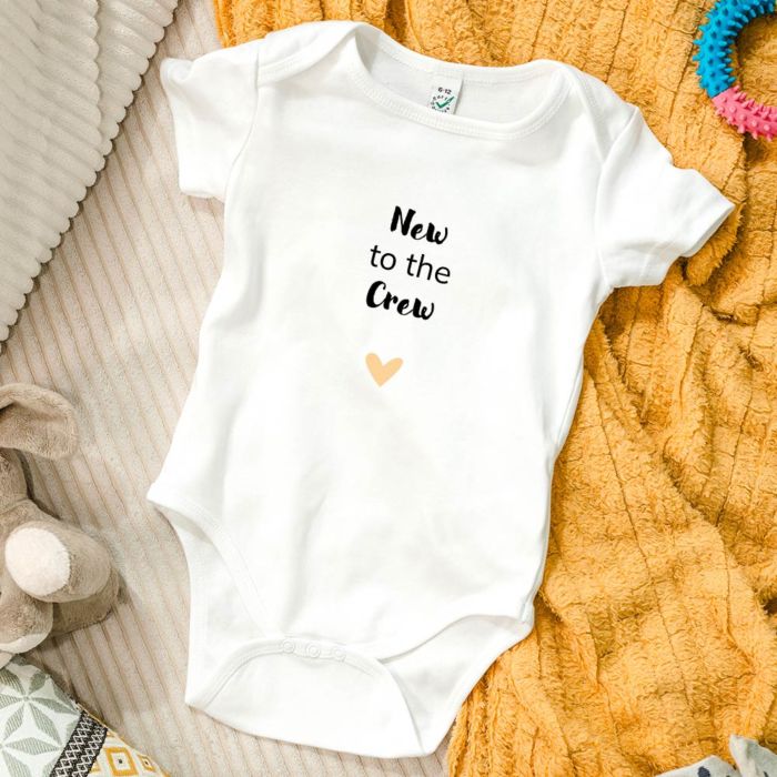 Personlig babybody med tekst og hjerte