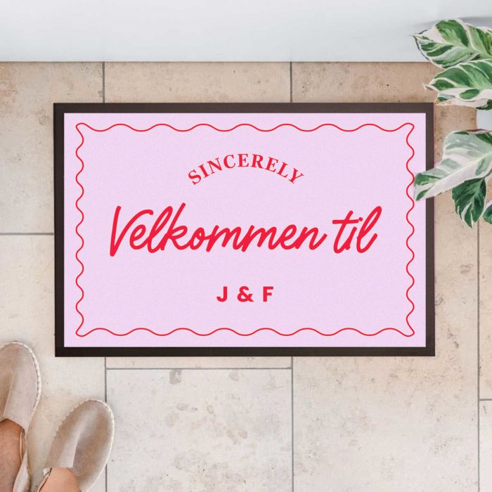Personlig dørmåtte med farvet baggrund og tekst