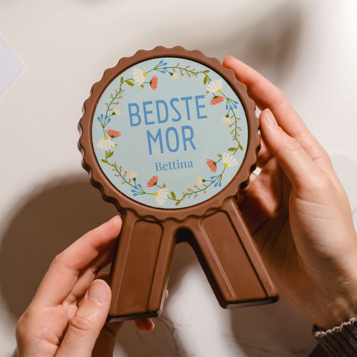 Personlig chokolademedalje med blomster og tekst