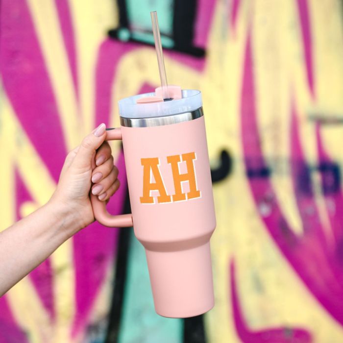 Personligt drikkebæger med sugerør og monogram