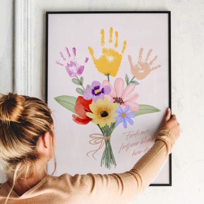Personlig plakat med blomsterbuket og håndaftryk