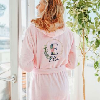 Badekåbe med blomstret monogram og tekst