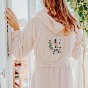 Badekåbe med blomstret monogram og tekst