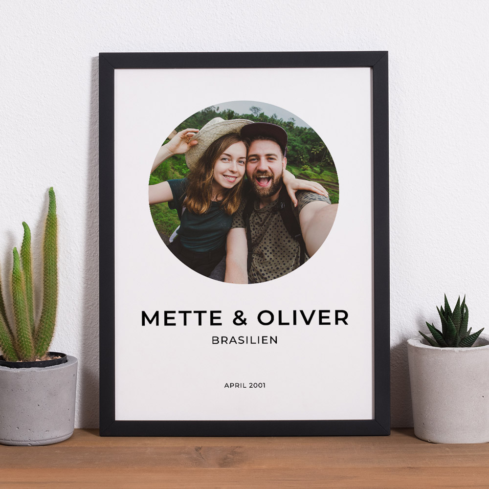 Plakat med billede og 3 linjers tekst
