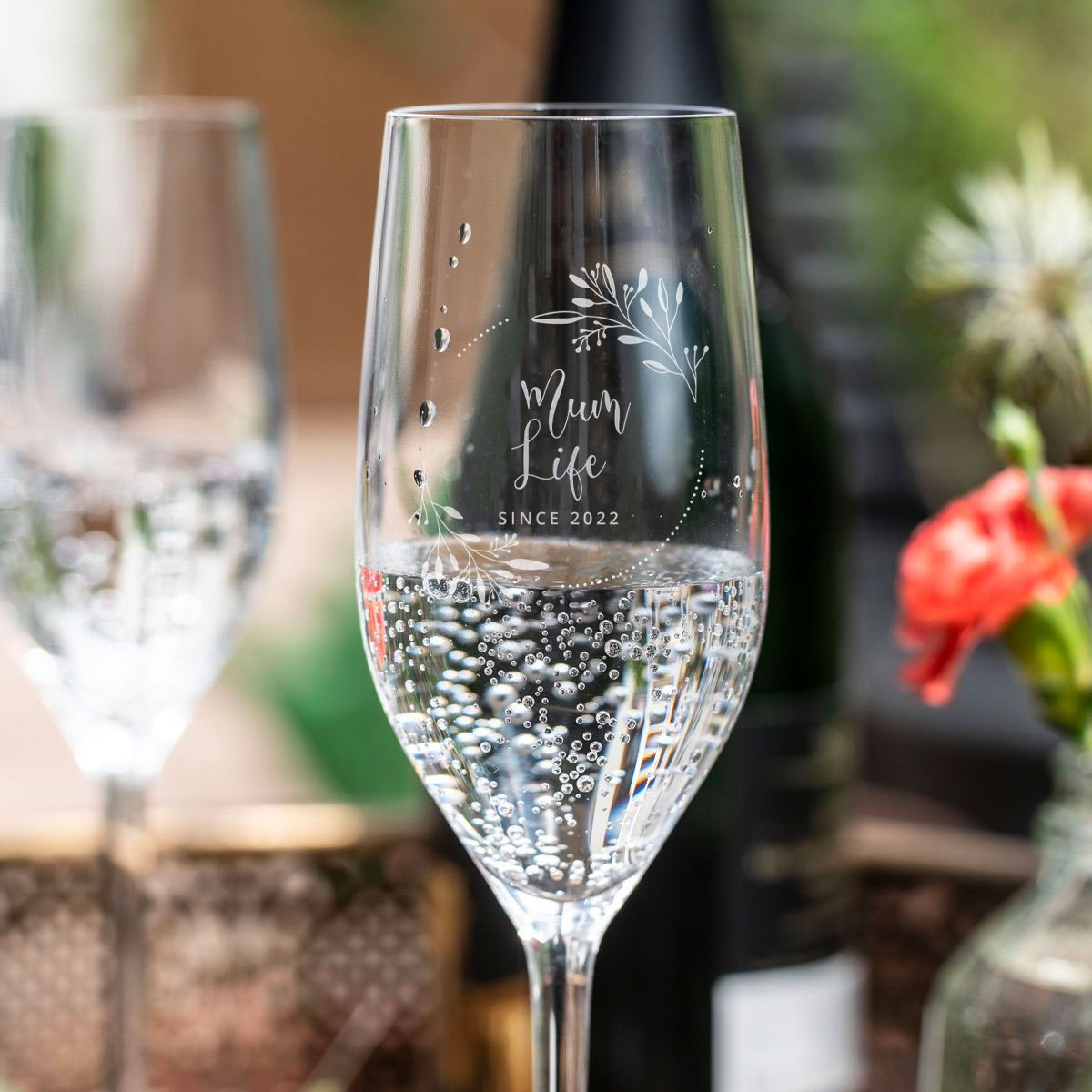 Personaliseret champagneglas med krans og tekst