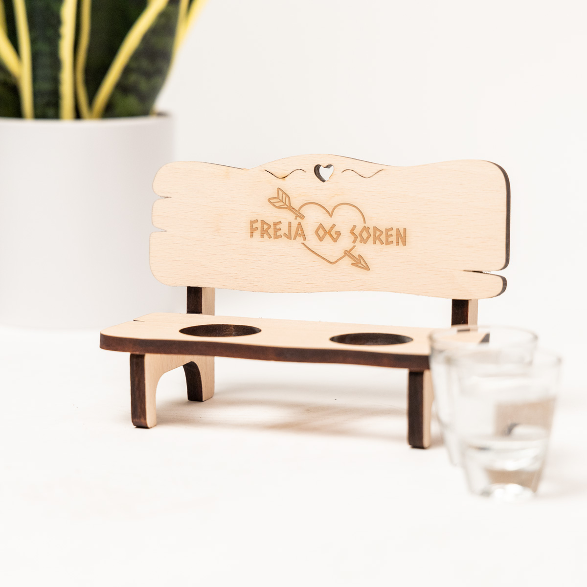 Shotsbænk med indgravering