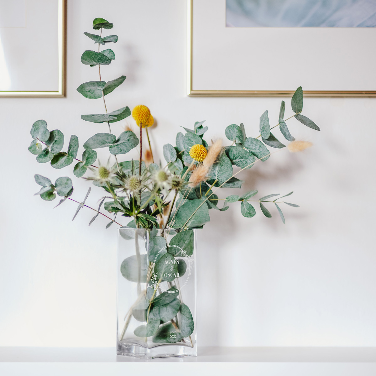Personaliseret vase med tekst og blomsterdesign