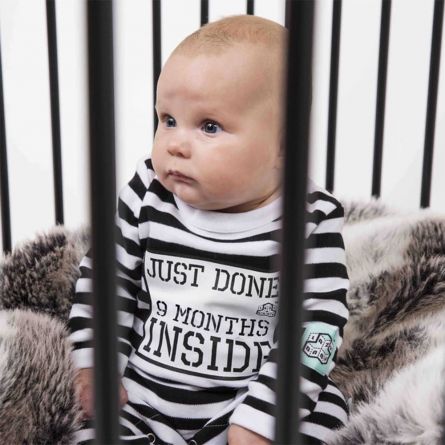 Babydragt i fængselsdesign