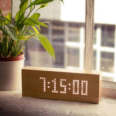 50 års fødselsdagsgave - Click Message Clocks i træ med LED